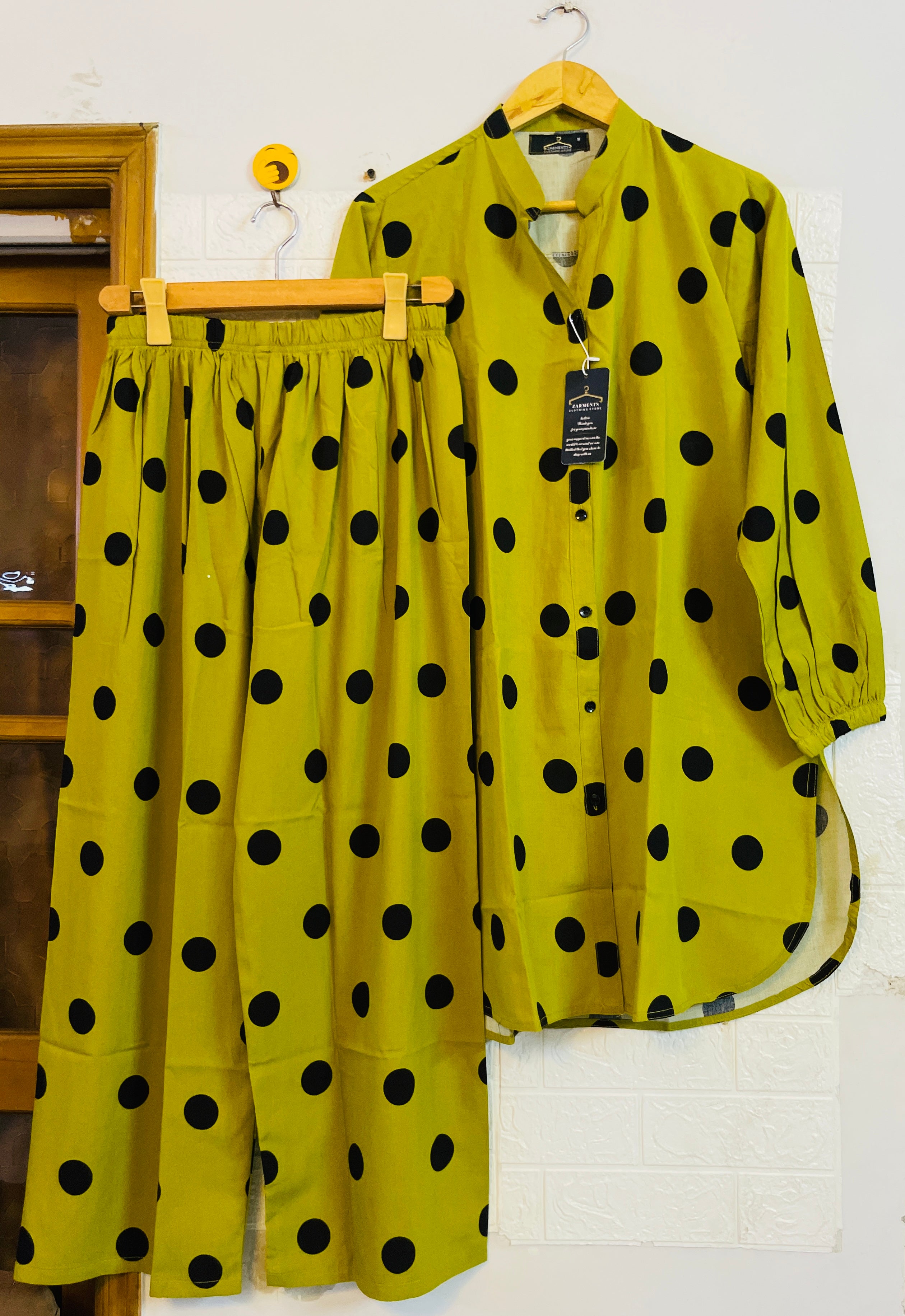 Limes black dots