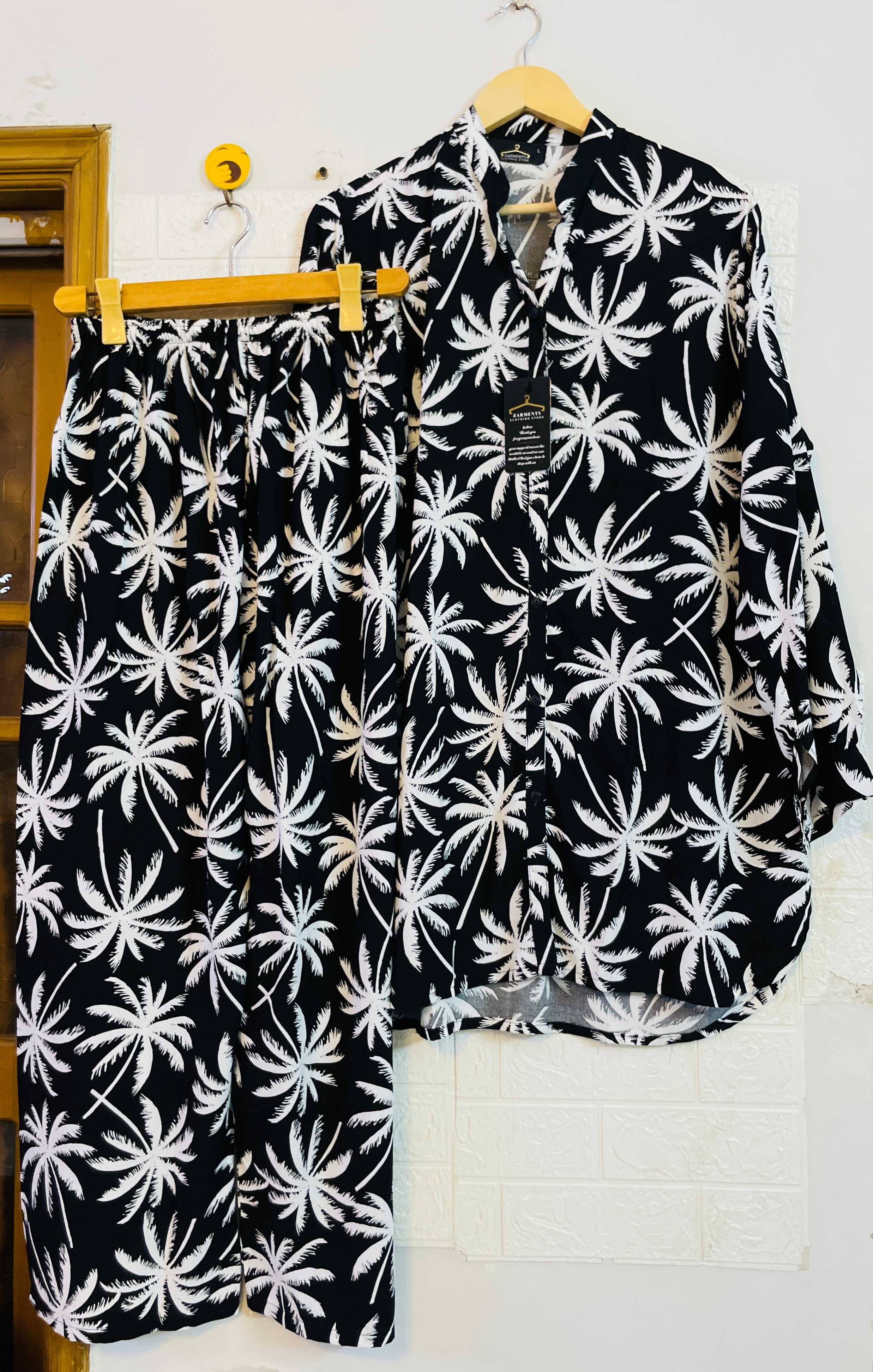 Pine black white