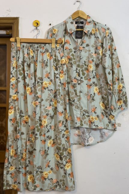 Mint green daisy